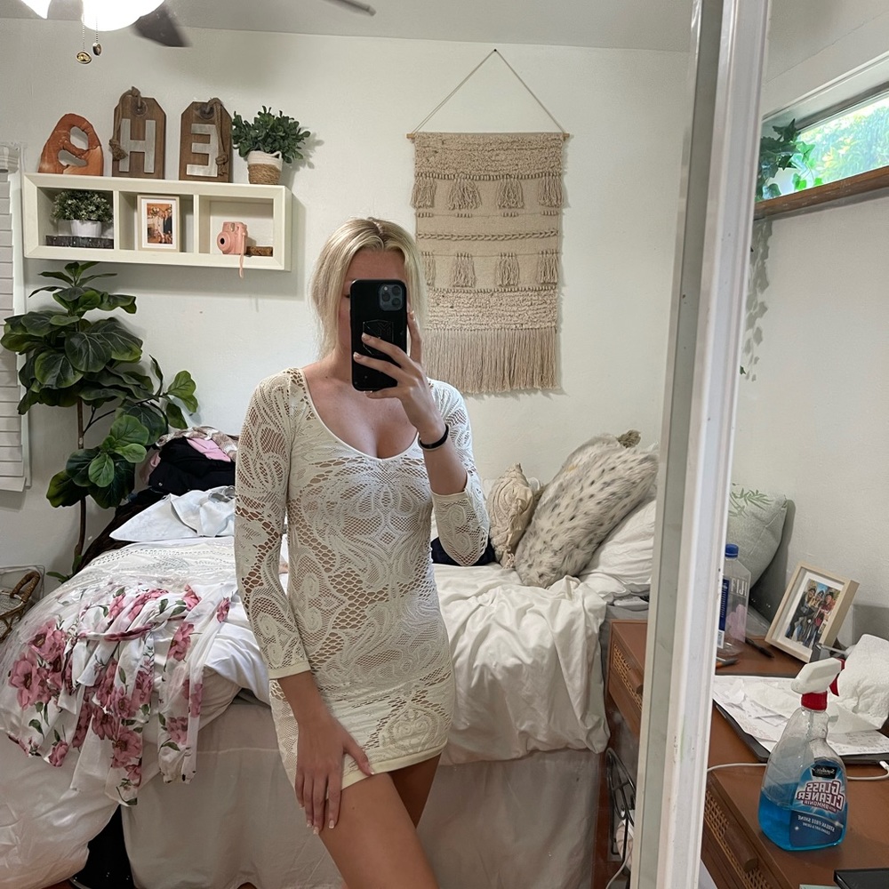 White skin tight long sleeve dress
